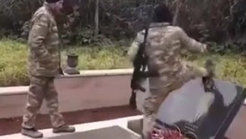 АЗЕРИ СКРНАВЕ ЈЕРМЕНСКЕ ГРОБОВЕ: Ужас у Карабаху, војници Азербејџана уништавају споменике (ВИДЕО) АЗЕРИ СКРНАВЕ ЈЕРМЕНСКЕ ГРОБОВЕ: Ужас у Карабаху, војници Азербејџана уништавају споменике (ВИДЕО)