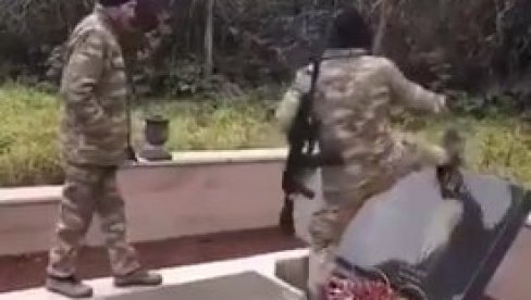 АЗЕРИ СКРНАВЕ ЈЕРМЕНСКЕ ГРОБОВЕ: Ужас у Карабаху, војници Азербејџана уништавају споменике (ВИДЕО) АЗЕРИ СКРНАВЕ ЈЕРМЕНСКЕ ГРОБОВЕ: Ужас у Карабаху, војници Азербејџана уништавају споменике (ВИДЕО)