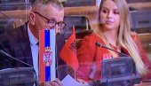 PROVOKACIJA U SKUPŠTINI SRBIJE: Poslanik sa albanskom zastavom u parlamentu (VIDEO) PROVOKACIJA U SKUPŠTINI SRBIJE: Poslanik sa albanskom zastavom u parlamentu (VIDEO)