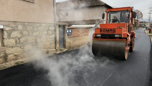 КРУПАЦ СВЕ БЛИЖИ ГРАДУ: У току је асфалтирање последњих 800 метара пута кроз највеће пиротско село КРУПАЦ СВЕ БЛИЖИ ГРАДУ: У току је асфалтирање последњих 800 метара пута кроз највеће пиротско село