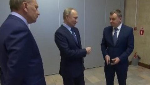 ПУТИН КАО БРЗИ ВОЗ: Погледајте муњевиту реакцију руског председника (ВИДЕО) ПУТИН КАО БРЗИ ВОЗ: Погледајте муњевиту реакцију руског председника (ВИДЕО)