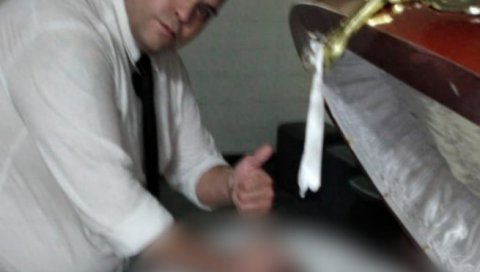 СВЕТ ЈЕ У ШОКУ: Сликао се са телом преминулог Марадоне, објавио на интернету и одмах добио отказ! (ФОТО) СВЕТ ЈЕ У ШОКУ: Сликао се са телом преминулог Марадоне, објавио на интернету и одмах добио отказ! (ФОТО)