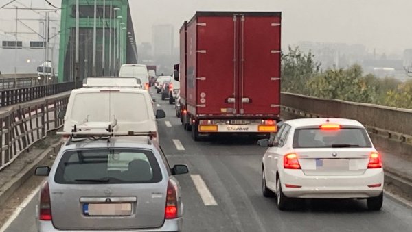 УДЕС НА ПАНЧЕВЦУ: Затворена трака у смеру ка центру Београда, екипе Хитне помоћи су на терену УДЕС НА ПАНЧЕВЦУ: Затворена трака у смеру ка центру Београда, екипе Хитне помоћи су на терену