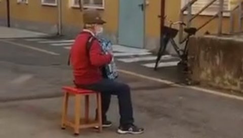 УМРЛА ЖЕНА КОЈОЈ ЈЕ МУЖ СВИРАО СЕРЕНАДУ ИСПРЕД БОЛНИЦЕ: Трагичан крај једне од најлепших љубавних прича за време короне УМРЛА ЖЕНА КОЈОЈ ЈЕ МУЖ СВИРАО СЕРЕНАДУ ИСПРЕД БОЛНИЦЕ: Трагичан крај једне од најлепших љубавних прича за време короне