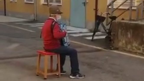 UMRLA ŽENA KOJOJ JE MUŽ SVIRAO SERENADU ISPRED BOLNICE: Tragičan kraj jedne od najlepših ljubavnih priča za vreme korone UMRLA ŽENA KOJOJ JE MUŽ SVIRAO SERENADU ISPRED BOLNICE: Tragičan kraj jedne od najlepših ljubavnih priča za vreme korone