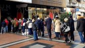ЛУДИЛО ЦРНОГ ПЕТКА И У НИШУ: Грађани чекају у редовима да уђу у шопинг центар (ФОТО) ЛУДИЛО ЦРНОГ ПЕТКА И У НИШУ: Грађани чекају у редовима да уђу у шопинг центар (ФОТО)