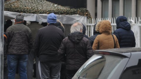 ЦРНИ РЕКОРД И У КРАЉЕВУ: 201 новозаражени, гужве у редовима за тестирање ЦРНИ РЕКОРД И У КРАЉЕВУ: 201 новозаражени, гужве у редовима за тестирање