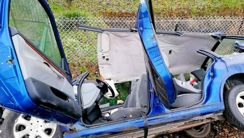 TEЖАК УДЕС КОД СЕЛА БРГУЛЕ: Ватрогасци секли кров аута и извлачили повређене TEЖАК УДЕС КОД СЕЛА БРГУЛЕ: Ватрогасци секли кров аута и извлачили повређене