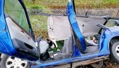 TEŽAK UDES KOD SELA BRGULE: Vatrogasci sekli krov auta i izvlačili povređene TEŽAK UDES KOD SELA BRGULE: Vatrogasci sekli krov auta i izvlačili povređene