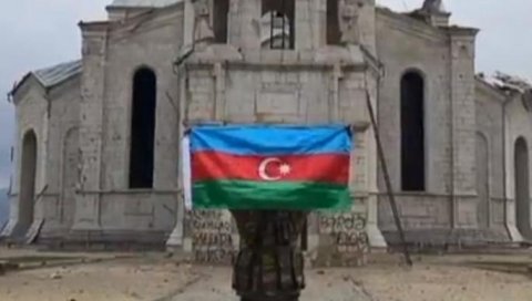 НОВО ИЖИВЉАВАЊЕ: Војник Азербејџана развија заставу пред уништеном хришћанском црквом (ВИДЕО) НОВО ИЖИВЉАВАЊЕ: Војник Азербејџана развија заставу пред уништеном хришћанском црквом (ВИДЕО)