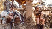 FOTO-SEŠN MEĐU OVCAMA:Teodora DŽehverović u donjem vešu na seoskom imanju FOTO-SEŠN MEĐU OVCAMA:Teodora DŽehverović u donjem vešu na seoskom imanju