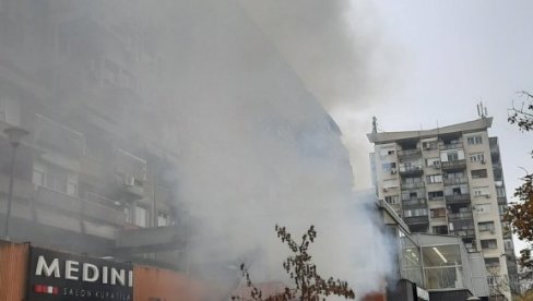 СНИМЦИ ВЕЛИКОГ ПОЖАРА У ЈУЖНОМ БУЛЕВАРУ: Неколико екипа ватрогасаца на терену (ВИДЕО) СНИМЦИ ВЕЛИКОГ ПОЖАРА У ЈУЖНОМ БУЛЕВАРУ: Неколико екипа ватрогасаца на терену (ВИДЕО)