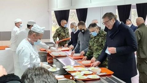 ПРЕДСЕДНИК НИЈЕ КРИО ОДУШЕВЉЕЊЕ: За ручак у касарни је послужено његово омиљено јело (ФОТО/ВИДЕО) ПРЕДСЕДНИК НИЈЕ КРИО ОДУШЕВЉЕЊЕ: За ручак у касарни је послужено његово омиљено јело (ФОТО/ВИДЕО)