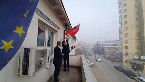 АЛБАНСКЕ ЗАСТАВЕ НА ЈУГУ СРБИЈЕ: У Бујановцу и Прешеву облележен празник Дан заставе АЛБАНСКЕ ЗАСТАВЕ НА ЈУГУ СРБИЈЕ: У Бујановцу и Прешеву облележен празник Дан заставе