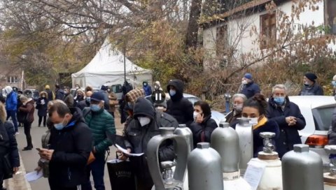 ОГРОМНА ГУЖВА ИСПРЕД ИНФЕКТИВНЕ КЛИНИКЕ У БЕОГРАДУ: Људи чекају сатима, стигле боце са кисеоником (ФОТО/ВИДЕО) ОГРОМНА ГУЖВА ИСПРЕД ИНФЕКТИВНЕ КЛИНИКЕ У БЕОГРАДУ: Људи чекају сатима, стигле боце са кисеоником (ФОТО/ВИДЕО)