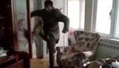 МРЖЊА! Азер уништава јерменски дом, варварски ломи све пред собом (ВИДЕО) МРЖЊА! Азер уништава јерменски дом, варварски ломи све пред собом (ВИДЕО)