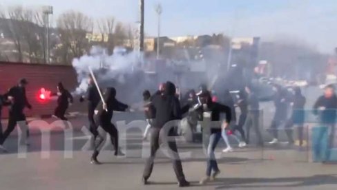 ВАТРЕНИ ДЕРБИ МАКЕДОНСКЕ ДРУГЕ ЛИГЕ: Полиција једва смирила сукобљене навијачке групе на улицама Штипа (ВИДЕО) ВАТРЕНИ ДЕРБИ МАКЕДОНСКЕ ДРУГЕ ЛИГЕ: Полиција једва смирила сукобљене навијачке групе на улицама Штипа (ВИДЕО)