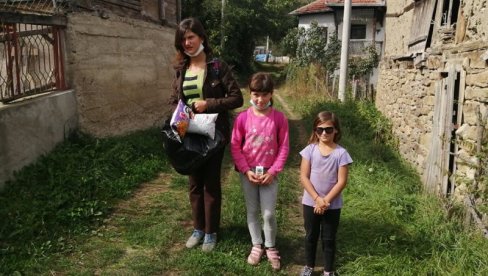 ЖИВЕ У МЕМЛИ: Три девојчице Милена (13), Маја (12) и Милица (9) станују код баке и надају се новој кући ЖИВЕ У МЕМЛИ: Три девојчице Милена (13), Маја (12) и Милица (9) станују код баке и надају се новој кући