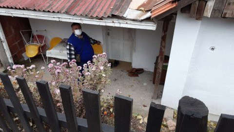 ПРВЕ СЛИКЕ СА МЕСТА ЗЛОЧИНА: Отац Дениса из Бора ког је жена избола ножем открио у каквом је стању његов син (ФОТО) ПРВЕ СЛИКЕ СА МЕСТА ЗЛОЧИНА: Отац Дениса из Бора ког је жена избола ножем открио у каквом је стању његов син (ФОТО)