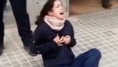 UZNEMIRUJUĆI VIDEO: Policija ispred kovid centra ženu savladala šokerom UZNEMIRUJUĆI VIDEO: Policija ispred kovid centra ženu savladala šokerom