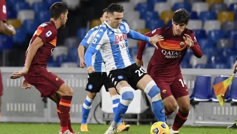 ODIGRALI ZA MARADONU: Napoli ubedljivo savladao Romu, ceo meč u znaku legende! ODIGRALI ZA MARADONU: Napoli ubedljivo savladao Romu, ceo meč u znaku legende!