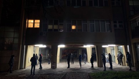 У РЕДУ ОД РАНОГ ЈУТРА: И данас се очекује навала на ковид амбуланте У РЕДУ ОД РАНОГ ЈУТРА: И данас се очекује навала на ковид амбуланте