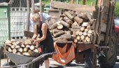 ДРВА СУПЉА И ЗА ТРЕЋИНУ У ОДНОСУ НА ПРЕТХОДНУ ГОДИНУ: Туре се чекају и по три месеца, кубик достигао невероватне цифре