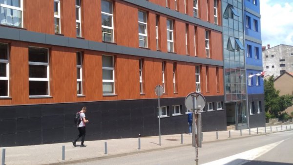 ЉУБОМОРА ПОТЕГЛА НОЖ? Осумњиченом за напад на супругу притвор до 30 дана ЉУБОМОРА ПОТЕГЛА НОЖ? Осумњиченом за напад на супругу притвор до 30 дана