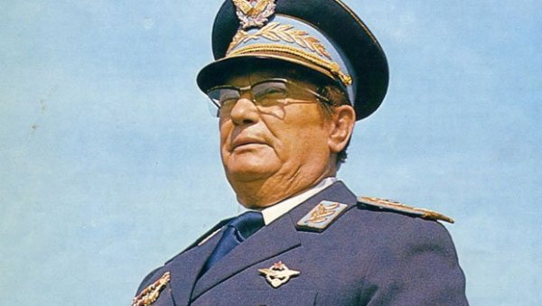 ТИТА ОДМАХ ВРАТИТЕ У КУМРОВЕЦ: На Дан Републике СКОЈ поднео званичан захтев за исељавање Карађорђевића из Белог Двора, ПОКС им одговара ТИТА ОДМАХ ВРАТИТЕ У КУМРОВЕЦ: На Дан Републике СКОЈ поднео званичан захтев за исељавање Карађорђевића из Белог Двора, ПОКС им одговара