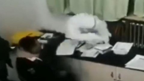 УЖАС У КОВИД БОЛНИЦИ: Мушкарац ухапшен, напао медицинску сестру док му је узимала брис (ВИДЕО) УЖАС У КОВИД БОЛНИЦИ: Мушкарац ухапшен, напао медицинску сестру док му је узимала брис (ВИДЕО)