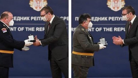 ОДЛИЧЈА ЗА ХЕРОЈЕ: Председник Вучић уручио одликовања припадницима Војске Србије и породицама прерано преминулих у борби против епидемије ОДЛИЧЈА ЗА ХЕРОЈЕ: Председник Вучић уручио одликовања припадницима Војске Србије и породицама прерано преминулих у борби против епидемије
