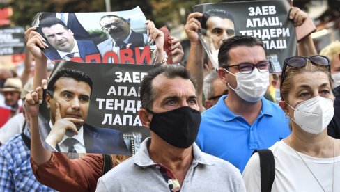 BLOKIRANA ZGRADA VLADE U SEVERNOJ MAKEDONIJI: Narod traži da Zaev podnese ostavku (FOTO) BLOKIRANA ZGRADA VLADE U SEVERNOJ MAKEDONIJI: Narod traži da Zaev podnese ostavku (FOTO)