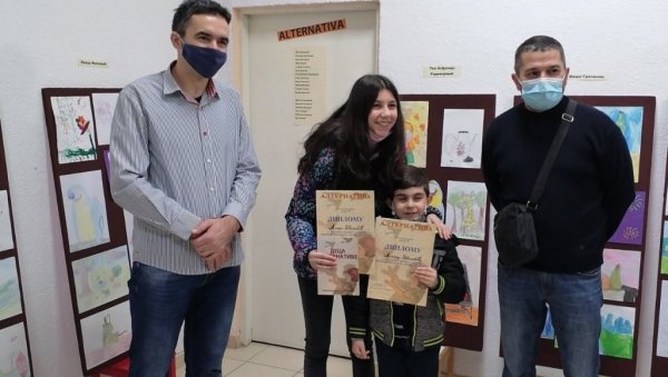 НАЈМЛАЂИ УМЕТНИЦИ ПРЕД ПУБЛИКОМ: Годишња изложба дечјих слика и цртежа у Краљеву НАЈМЛАЂИ УМЕТНИЦИ ПРЕД ПУБЛИКОМ: Годишња изложба дечјих слика и цртежа у Краљеву