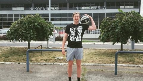 КК ПАРТИЗАН ГА ПРЕДСТАВИО КАО ВЕЛИКО ПОЈАЧАЊЕ: Потом је одустао од кошарке и заиграо фудбал КК ПАРТИЗАН ГА ПРЕДСТАВИО КАО ВЕЛИКО ПОЈАЧАЊЕ: Потом је одустао од кошарке и заиграо фудбал