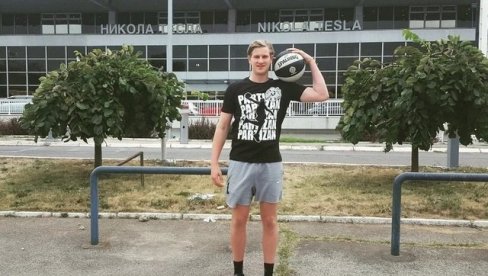 KK PARTIZAN GA PREDSTAVIO KAO VELIKO POJAČANJE: Potom je odustao od košarke i zaigrao fudbal KK PARTIZAN GA PREDSTAVIO KAO VELIKO POJAČANJE: Potom je odustao od košarke i zaigrao fudbal