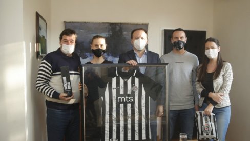 PARTIZAN U POSETI KBC ZVEZDARA: Bojan Ostojić za 85. rođendan uručio poklone PARTIZAN U POSETI KBC ZVEZDARA: Bojan Ostojić za 85. rođendan uručio poklone