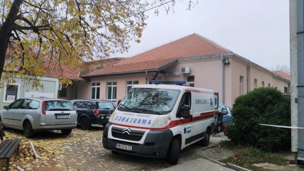 БЕБА ПАЛА СА ПРВОГ СПРАТА: Језива несрећа у Параћину, дете старо четири месеца превезено у Београд БЕБА ПАЛА СА ПРВОГ СПРАТА: Језива несрећа у Параћину, дете старо четири месеца превезено у Београд