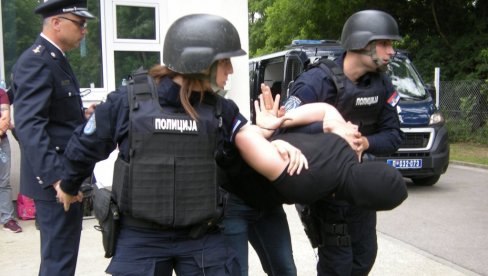 ПОЛИЦИЈА ОТВОРИЛА АУТОМОБИЛ, ПА НАШЛА КИЛО И ПО ДРОГЕ: Велика акција МУП-а у Београду