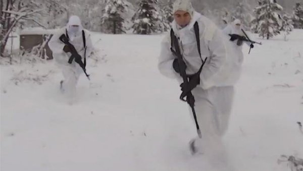СНЕГ НИЈЕ ПРЕПРЕКА: Руска артиљеријска бригада бриљирала на терену (ВИДЕО) СНЕГ НИЈЕ ПРЕПРЕКА: Руска артиљеријска бригада бриљирала на терену (ВИДЕО)