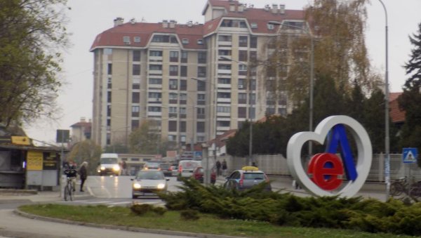 ЖЕНА ЗАДОБИЛА ПОВРЕДУ ГЛАВЕ: Саобраћајна несрећа у Лесковцу, електричним бициклом оборио пешака