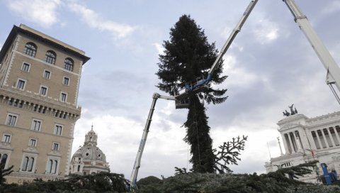 БОЖИЋ У “БЛИНДИРАНИМ” ГРАДОВИМА: Италија донела строге мере које ће важити до 6. јануара БОЖИЋ У “БЛИНДИРАНИМ” ГРАДОВИМА: Италија донела строге мере које ће важити до 6. јануара