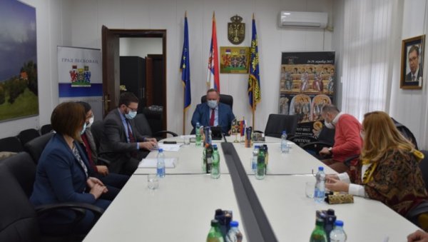 ДОНАЦИЈА УПРАВЕ ЗА ТРЕЗОР: Поједине лесковачке школе добиле рачунарску опрему ДОНАЦИЈА УПРАВЕ ЗА ТРЕЗОР: Поједине лесковачке школе добиле рачунарску опрему