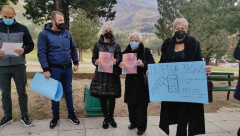 ПОРОДИЦЕ ПРЕМИНУЛИХ ОД ЦОВИДА ПРОТЕСТВОВАЛИ: Испред Опште болнице Бар упутили поруку ПОРОДИЦЕ ПРЕМИНУЛИХ ОД ЦОВИДА ПРОТЕСТВОВАЛИ: Испред Опште болнице Бар упутили поруку