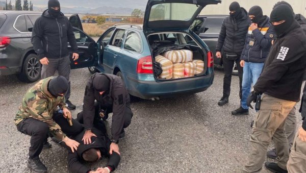 ЗАПЛЕЊЕНО ОКО 70 КИЛОГРАМА МАРИХУАНЕ: Акција Сектора за борбу против организованог криминала и корупције ЗАПЛЕЊЕНО ОКО 70 КИЛОГРАМА МАРИХУАНЕ: Акција Сектора за борбу против организованог криминала и корупције