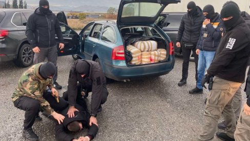ЗАПЛЕЊЕНО ОКО 70 КИЛОГРАМА МАРИХУАНЕ: Акција Сектора за борбу против организованог криминала и корупције ЗАПЛЕЊЕНО ОКО 70 КИЛОГРАМА МАРИХУАНЕ: Акција Сектора за борбу против организованог криминала и корупције