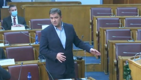 ГДЕ СУ ПАРЕ ОД ЦИГАРА? Медојевић шокирао тврдњама: Мило изнео милијарде од шверца, нека га Кривокапић процесуира - па ће бити пара у буџету ГДЕ СУ ПАРЕ ОД ЦИГАРА? Медојевић шокирао тврдњама: Мило изнео милијарде од шверца, нека га Кривокапић процесуира - па ће бити пара у буџету