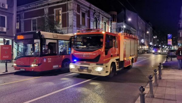 ДВА ПОЖАРА У БЕОГРАДУ: Дете заробљено у ватреној стихији (ФОТО) ДВА ПОЖАРА У БЕОГРАДУ: Дете заробљено у ватреној стихији (ФОТО)