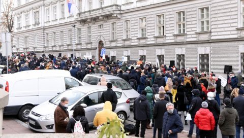 ОТПИС ДУГОВА И ПОМОЋ НАЈУГРОЖЕНИЈИМА: Протест малих привредника испред Министарства ОТПИС ДУГОВА И ПОМОЋ НАЈУГРОЖЕНИЈИМА: Протест малих привредника испред Министарства