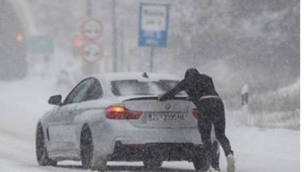 ДАЛМАЦИЈА ОДСЕЧЕНА ОД СВЕТА: Спасиоци извлаче заглављене, отворени и прихватни центри (ФОТО) ДАЛМАЦИЈА ОДСЕЧЕНА ОД СВЕТА: Спасиоци извлаче заглављене, отворени и прихватни центри (ФОТО)