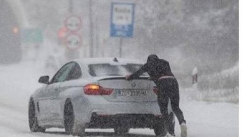SNEG PARALISAO REGION: Zatvoreni putevi u Hrvatskoj - ne rade škole u BiH (VIDEO) SNEG PARALISAO REGION: Zatvoreni putevi u Hrvatskoj - ne rade škole u BiH (VIDEO)